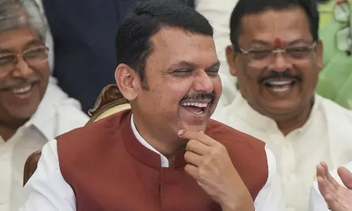 நாளை பதவியேற்பு விழா.. அழைப்பிதழில் மாறிய தேவேந்திர பட்னாவிஸ் பெயர்