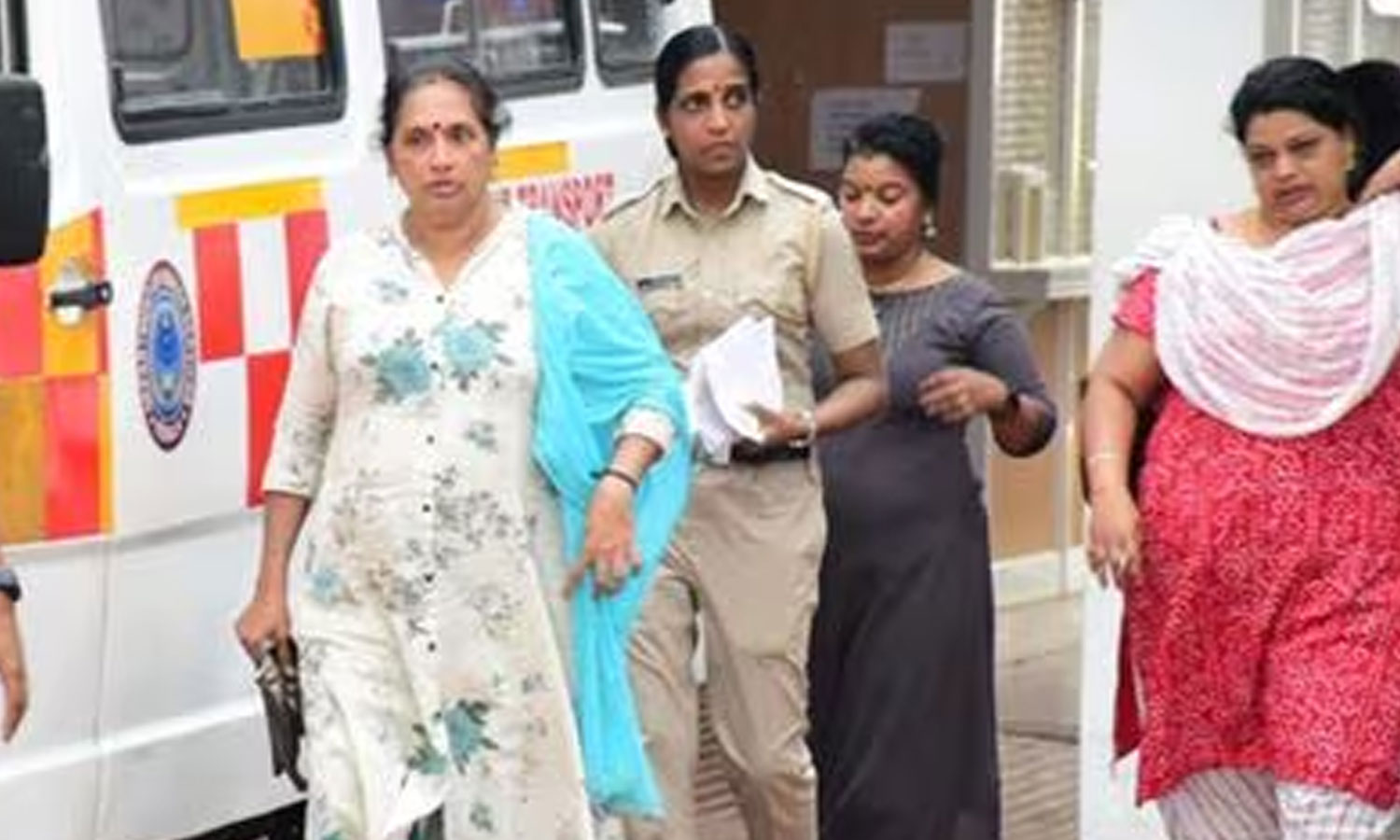 காப்பகத்தில் படுக்கையில் சிறுநீர் கழித்ததால் 2 வயது சிறுமி சித்ரவதை-  3 பெண்கள் கைது