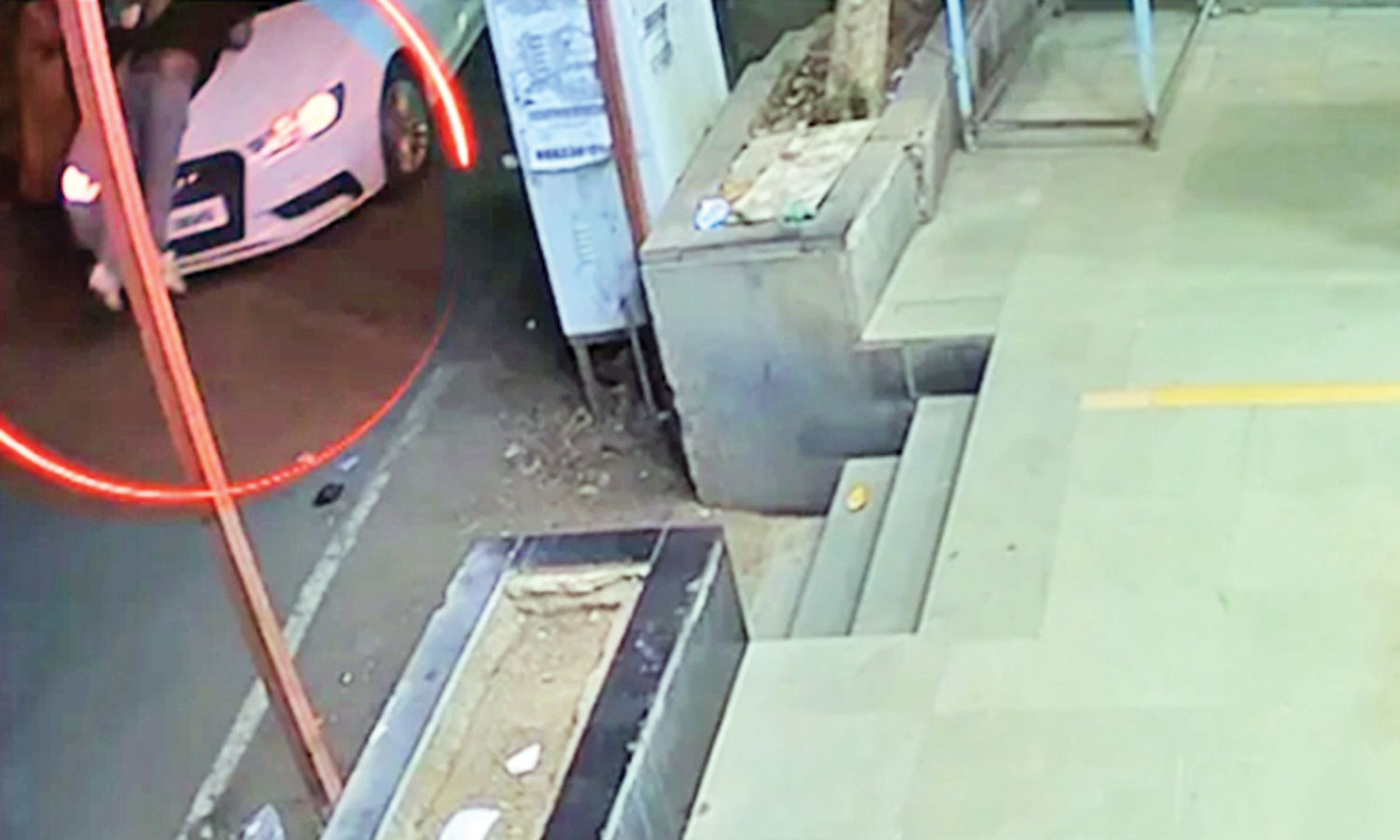 மோட்டார் சைக்கிளில் சென்ற வாலிபரை ஆடி காரில் 3 கி.மீ. தூரம் இழுத்து சென்ற கும்பல்