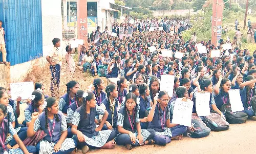 உசிலம்பட்டியில் ஆசிரியர் மீது மாணவி பாலியல் புகார்: பொய் புகார் என்று மாணவ-மாணவிகள் தர்ணா