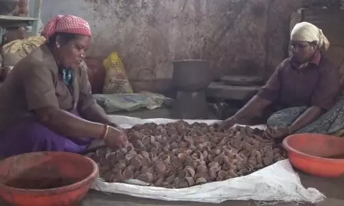 திருக்கார்த்திகையையொட்டி உடுமலையில் மண் விளக்குகள் தயாரிக்கும் பணிகள் தீவிரம்