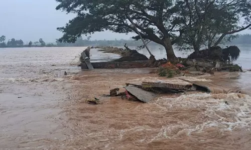 ஆற்றில் அடித்து செல்லப்பட்ட போலீஸ் சோதனை சாவடி