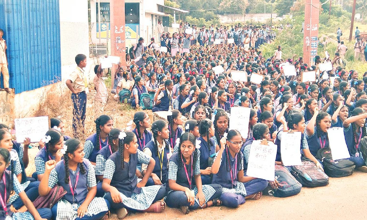 உசிலம்பட்டியில் ஆசிரியர் மீது மாணவி பாலியல் புகார்: பொய் புகார் என்று மாணவ-மாணவிகள் தர்ணா