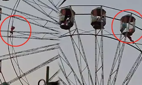 60 அடி உயர ராட்சத ராட்டினத்தில் தொங்கிய சிறுமி- வீடியோ