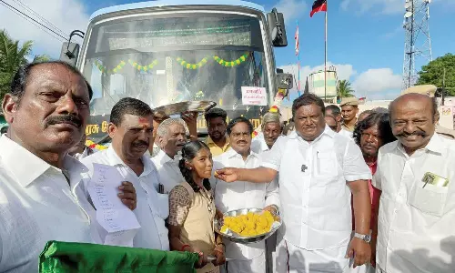 8-ம் வகுப்பு மாணவியின் கோரிக்கையை நிறைவேற்றிய அரசு:  பஸ் போக்குவரத்தை அமைச்சர் சிவசங்கருடன் மாணவி தொடங்கி வைத்தார்