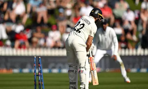 சொந்த மண்ணில் சொதப்பல்: 86 ரன்னுக்குள் 5 விக்கெட்டை இழந்த நியூசிலாந்து