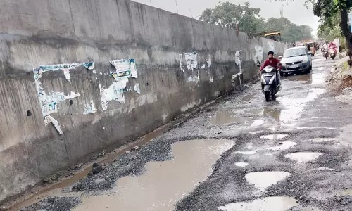 பல்லாங்குழிபோல் மாறியது- கொருக்குப்பேட்டை சர்வீஸ் சாலையில் செல்ல அச்சப்படும் வாகன ஓட்டிகள்