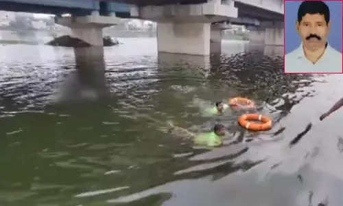 வணிக வரித்துறை அதிகாரி சடலமாக மீட்பு