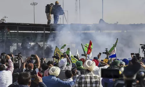 டெல்லியில் பேரணி- விவசாயிகள் மீது போலீசார் கண்ணீர் புகைகுண்டு வீச்சு