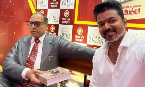 அம்பேத்கர் சிலையுடன் செல்பி எடுத்து மகிழ்ந்த த.வெ.க. தலைவர் விஜய்