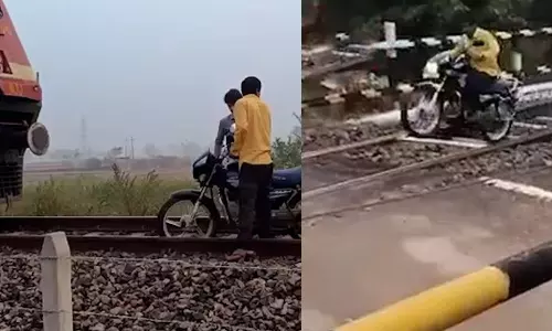 எதிரே வரும் ரெயிலை நோக்கி வண்டியை ஓட்டிய நபர்.. ஊழியரின் செயலால் தடுக்கப்பட்ட தற்கொலை