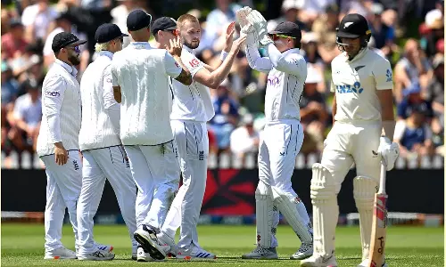 கஸ் அட்கின்சன் ஹாட்ரிக்: முதல் இன்னிங்சில் 125 ரன்னில் சுருண்டது நியூசிலாந்து