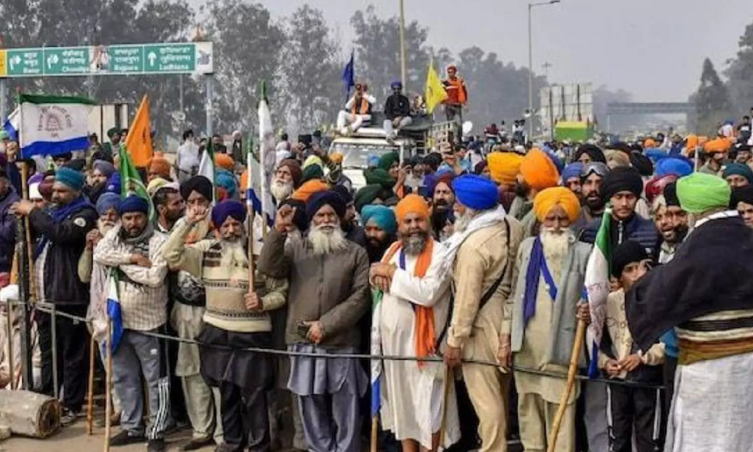 பஞ்சாப் விவசாயிகள் பேரணி எதிரொலி: டெல்லி முக்கிய சாலையில் கான்கிரீட் தடுப்புகள் அமைப்பு