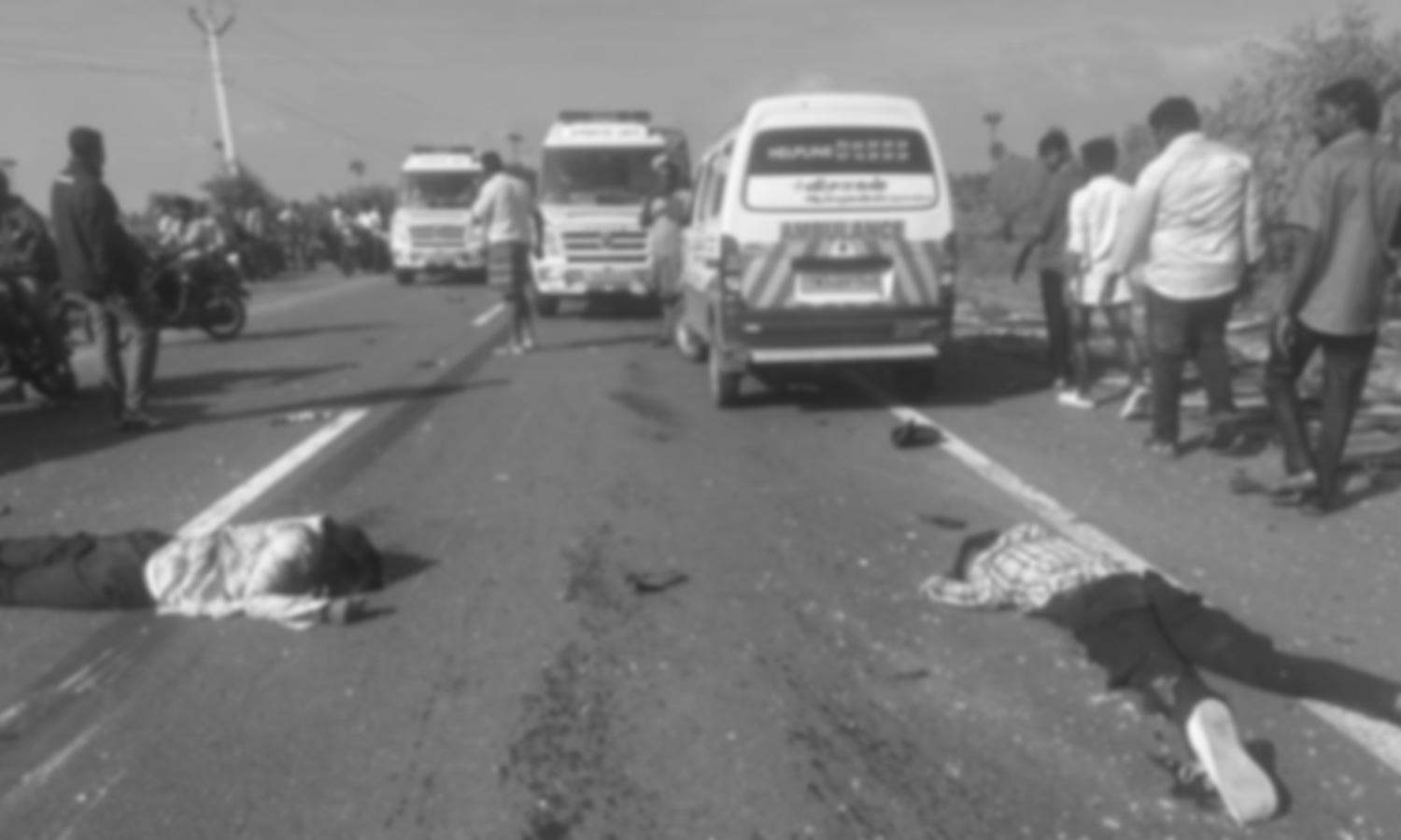 திருச்செங்கோடு அருகே தனியார் பஸ் மோதி கல்லூரி மாணவர்கள் 2 பேர் பலி