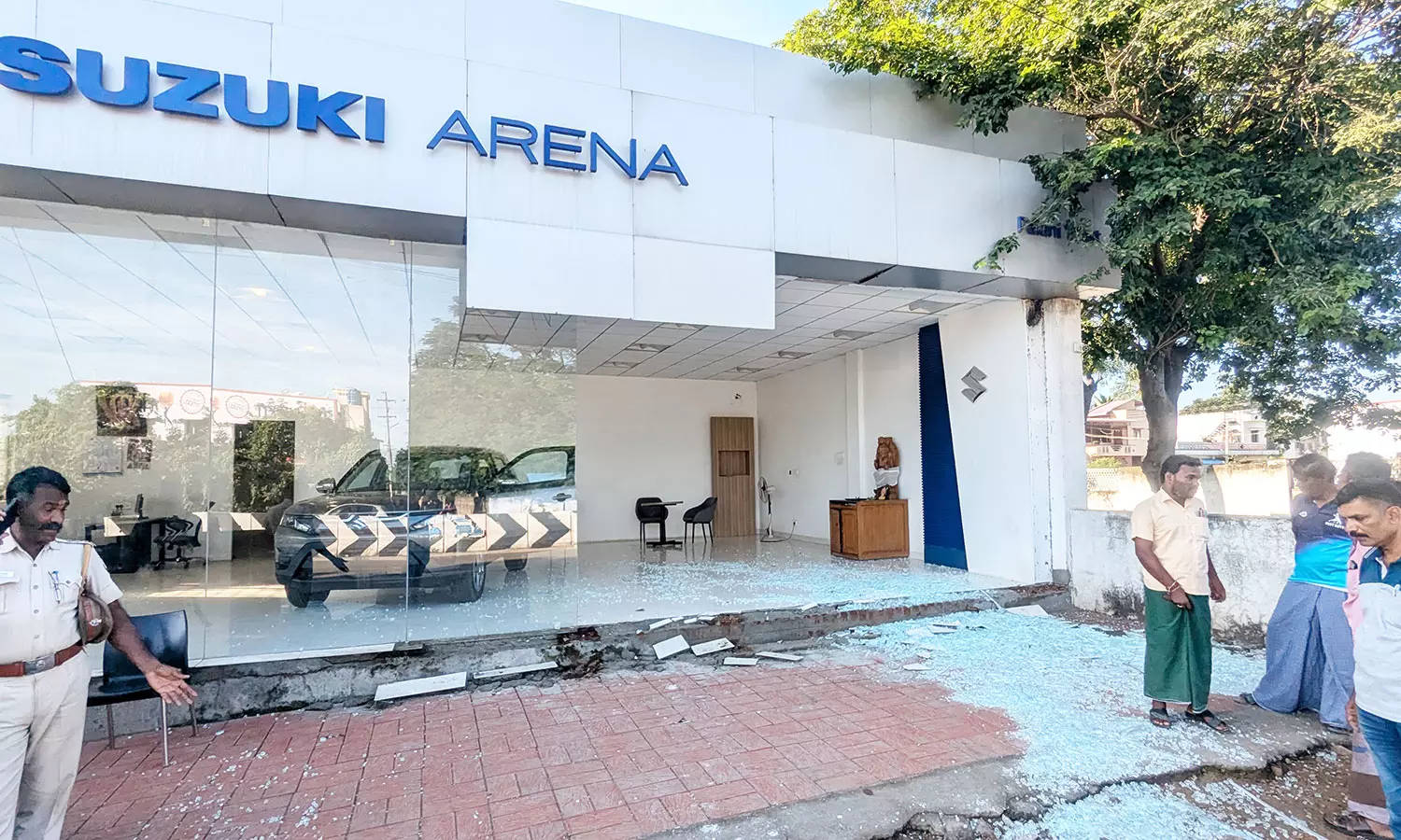 ஷோரூம் கண்ணாடியை உடைத்து காரை திருடிச் சென்ற மர்ம கும்பல்