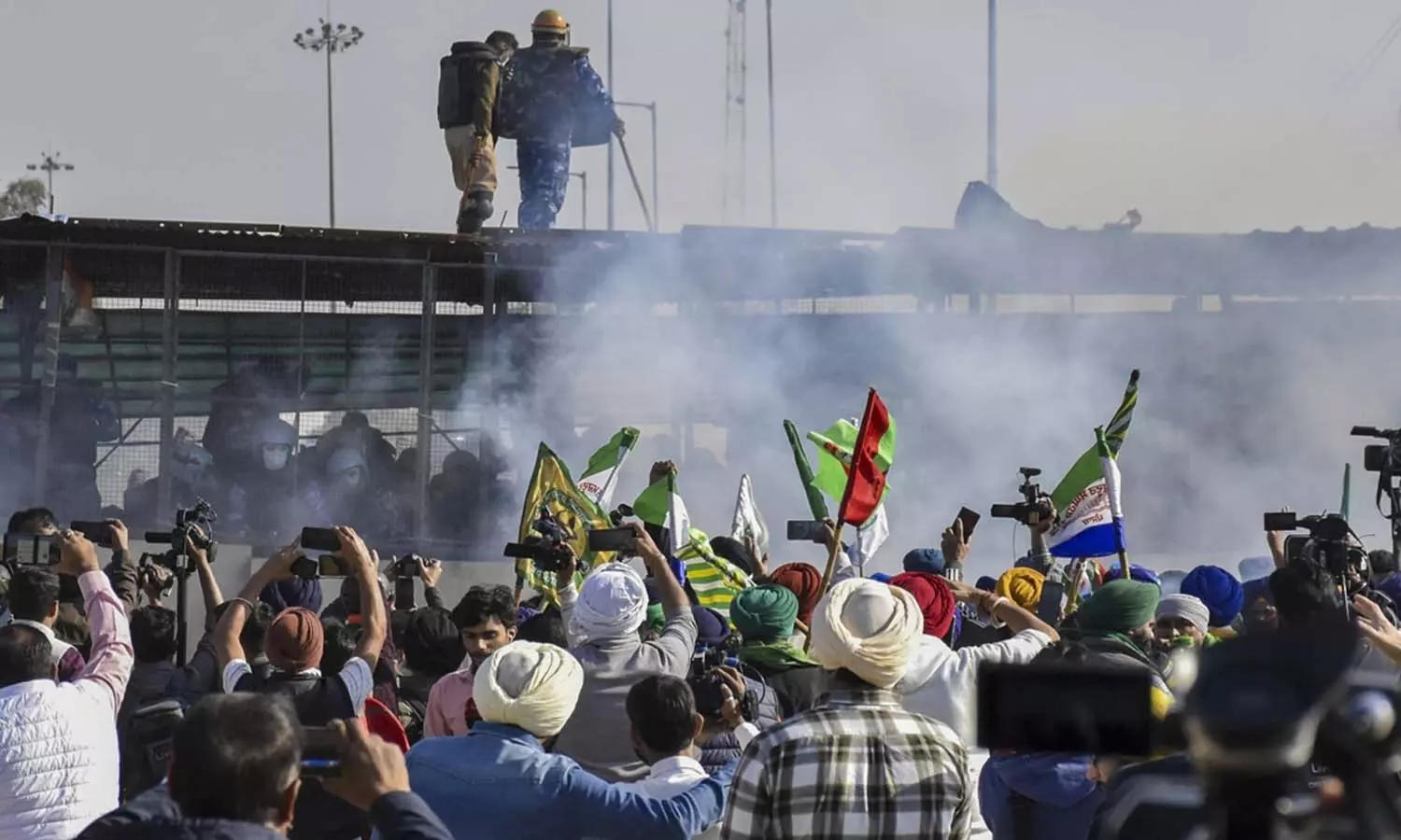 டெல்லியில் பேரணி- விவசாயிகள் மீது போலீசார் கண்ணீர் புகைகுண்டு வீச்சு