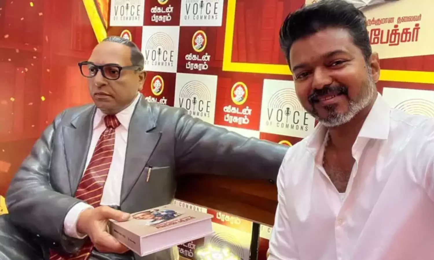 அம்பேத்கர் சிலையுடன் செல்பி எடுத்து மகிழ்ந்த த.வெ.க. தலைவர் விஜய் அம்பேத்கர் சிலையுடன் செல்பி எடுத்து மகிழ்ந்த த.வெ.க. தலைவர் விஜய்