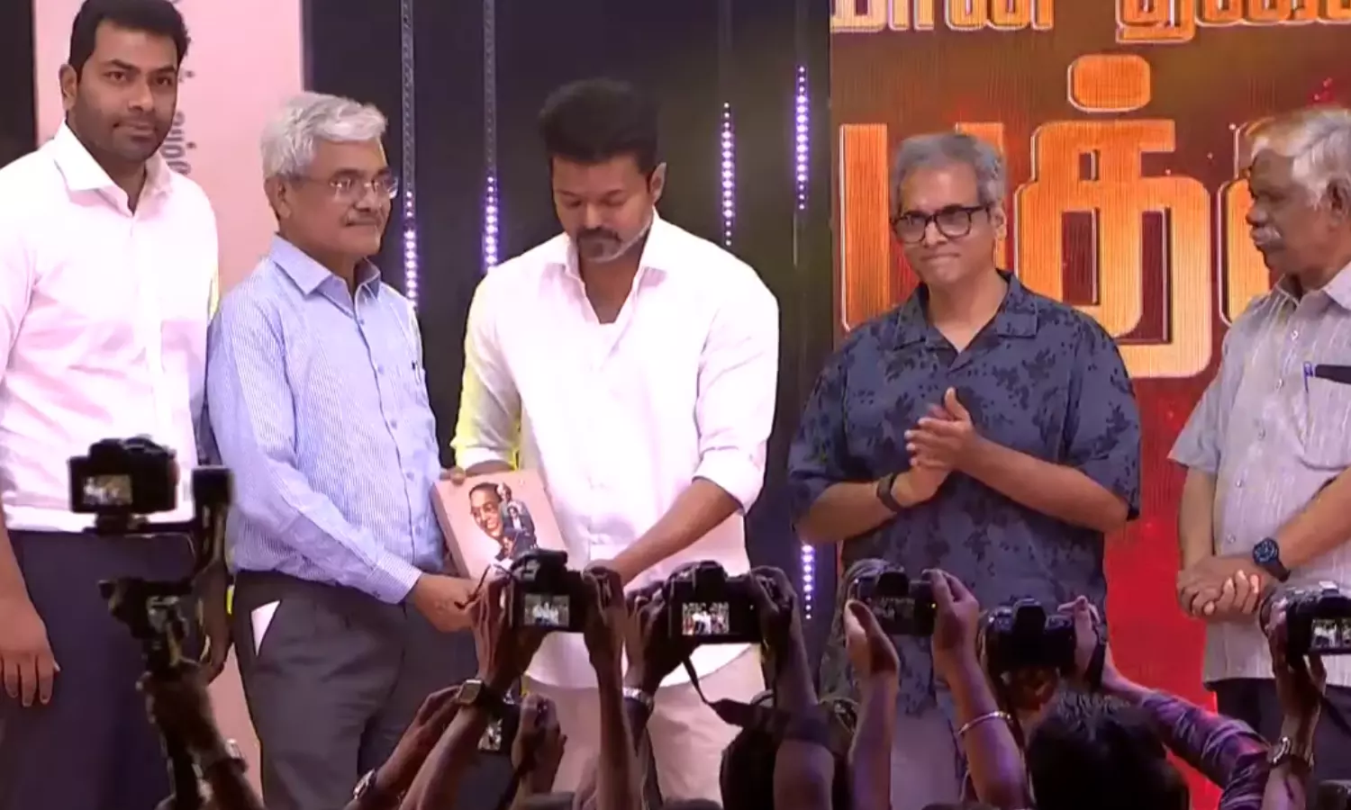 எல்லோருக்குமான தலைவர் அம்பேத்கர் நூலை வெளியிட்டார் த.வெ.க. தலைவர் விஜய் எல்லோருக்குமான தலைவர் அம்பேத்கர் நூலை வெளியிட்டார் த.வெ.க. தலைவர் விஜய்