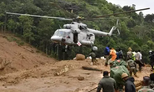 வயநாடு நிலச்சரிவு... மீட்பு பணியில் ஈடுபட்ட ராணுவ ஹெலிகாப்டருக்காக ரூ.153 கோடியை பிடித்தம் செய்த மத்திய அரசு