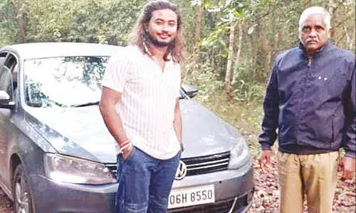 கூகுள் மேப் பார்த்து காரில் சென்ற சுற்றுலா பயணிகள் நடுக்காட்டில் சிக்கி தவிப்பு- போலீசார் மீட்டனர்