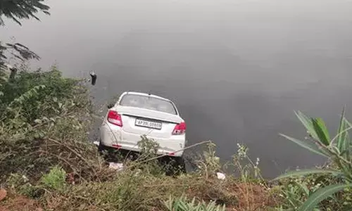 தெலுங்கானாவில் கார் குளத்தில் பாய்ந்து 5 பேர் பலி