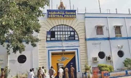 கோவை மத்திய ஜெயிலில் போலீசாரை தாக்கிவிட்டு தப்ப முயன்ற கைதிகள்