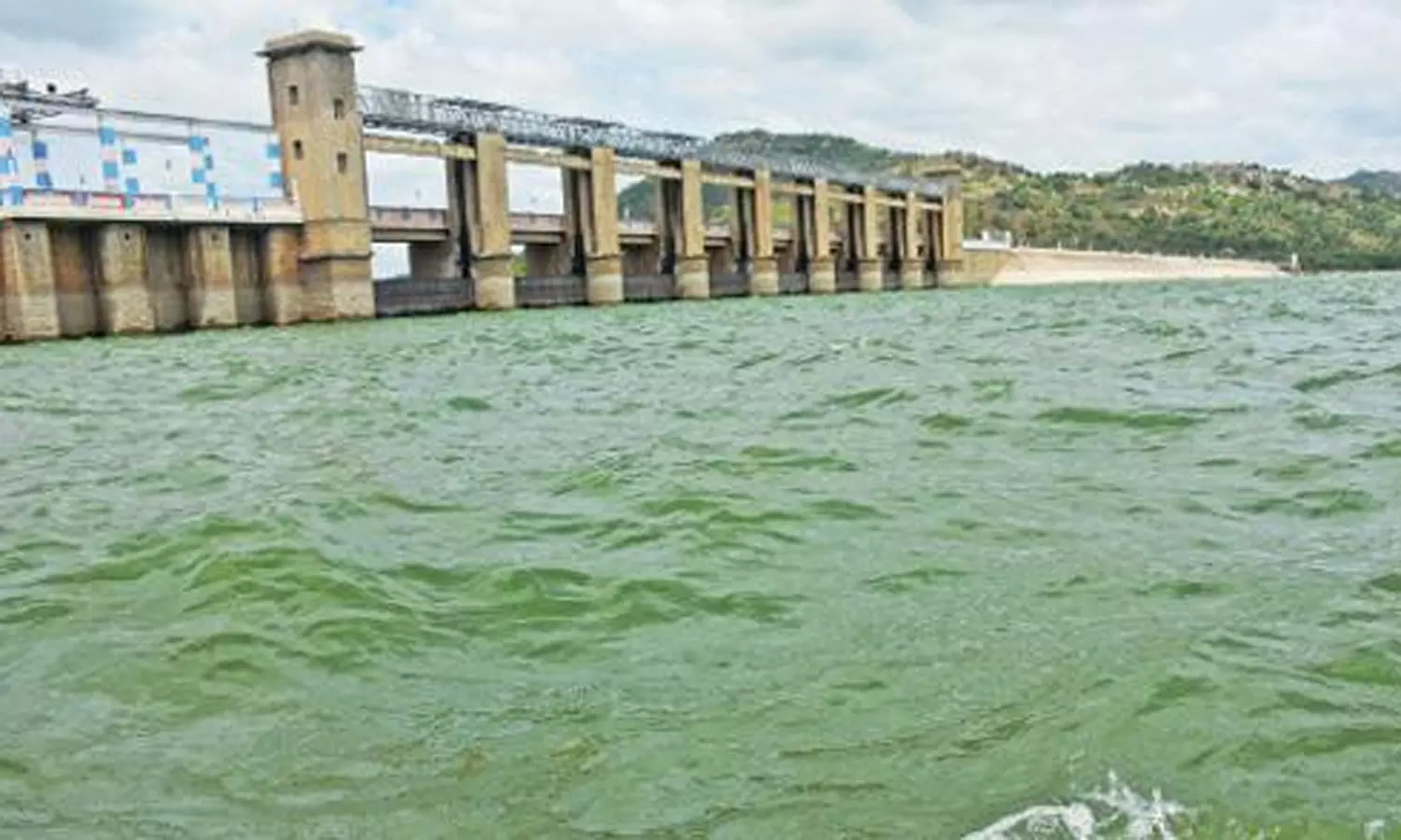 கிருஷ்ணகிரி அணைக்கு நீர்வரத்து 2-வது நாளாக 1644 கனஅடியாக நீடிப்பு