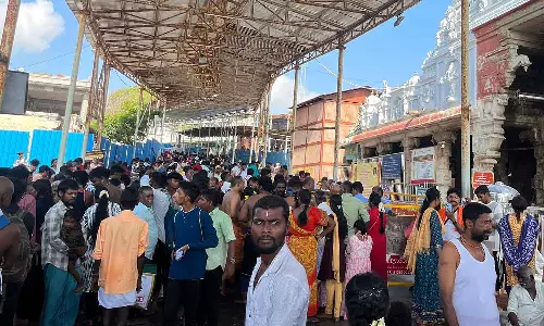 திருச்செந்தூர் சுப்பிரமணியசுவாமி கோவிலில் குவிந்த பக்தர்கள்