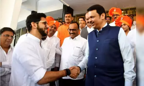 இ.வி.எம். முறைகேட்டை அப்புறம் பாத்துக்கலாம்.. மகா. சட்டசபையில் பதவியேற்ற எதிர்க்கட்சி எம்.எல்.ஏ.க்கள்