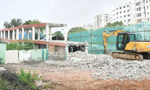 எழும்பூர் ரெயில் நிலையம் மறுவடிவமைப்பு- பார்சல் அலுவலகம் இடித்து அகற்றம்