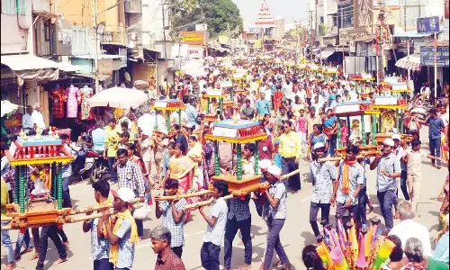 திருவண்ணாமலையில் 63 நாயன்மார்கள் ஊர்வலம்: தேரோட்டத்தில் கற்பூரம் ஏற்ற தடை