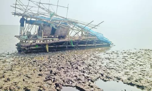 வேதாரண்யம் கடற்கரையில் கரை ஒதுங்கிய மியான்மர் படகு