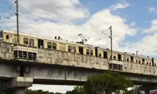 பறக்கும் ரெயில் மேம்பாலத்தில் இருந்து ஒருவரை தள்ளிவிட்டு கொலை