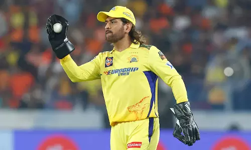 சர்வதேச நிறுவனம் நடத்திய ஆய்வு.. அமிதாப், ஷாருக்-ஐ பின்தள்ளிய எம்.எஸ். டோனி