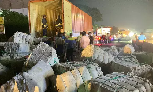 சங்ககிரி அருகே பஞ்சு ஏற்றி சென்ற லாரியில் திடீர் தீவிபத்து