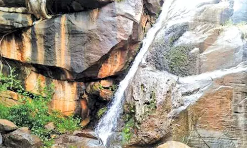 நிலச்சரிவு அபாயம் எதிரொலி: லாடபுரம் மயிலூற்று அருவிக்கு செல்ல சுற்றுலா பயணிகளுக்கு திடீர் தடை