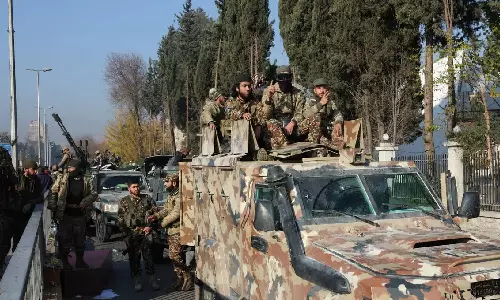 ராணுவ தளங்களை கிளர்ச்சியாளர்கள் பயன்படுத்துவதை தடுக்க சிரியா மீது இஸ்ரேல் குண்டுவீச்சு