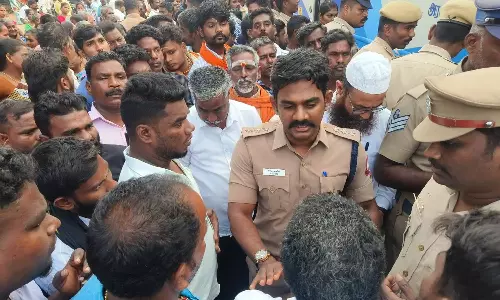 வெள்ள நிவாரணம் வழங்கக் கோரி பொதுமக்கள் மறியல்: போலீசாருடன் தள்ளுமுள்ளு
