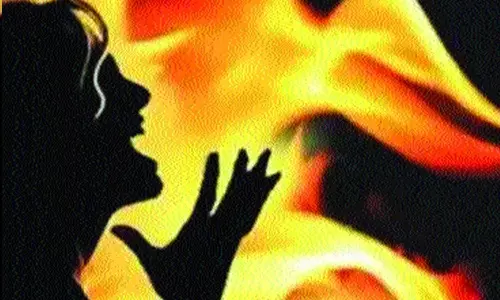 காதலை ஏற்க மறுத்த 17 வயது சிறுமியை வீடு புகுந்து தீ வைத்து எரித்த இளைஞன்