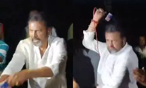 பத்திரிகையாளர்களின் மைக்கை பறித்து தாக்கிய நடிகர் மோகன் பாபு- அதிர்ச்சி வீடியோ