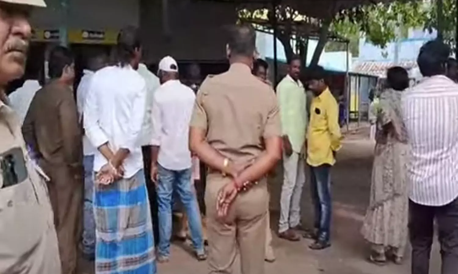 சதுரங்கப்பட்டினம் அரசு மருத்துவமனையை முற்றுகையிட்டு மக்கள் போராட்டம் சதுரங்கப்பட்டினம் அரசு மருத்துவமனையை முற்றுகையிட்டு மக்கள் போராட்டம்