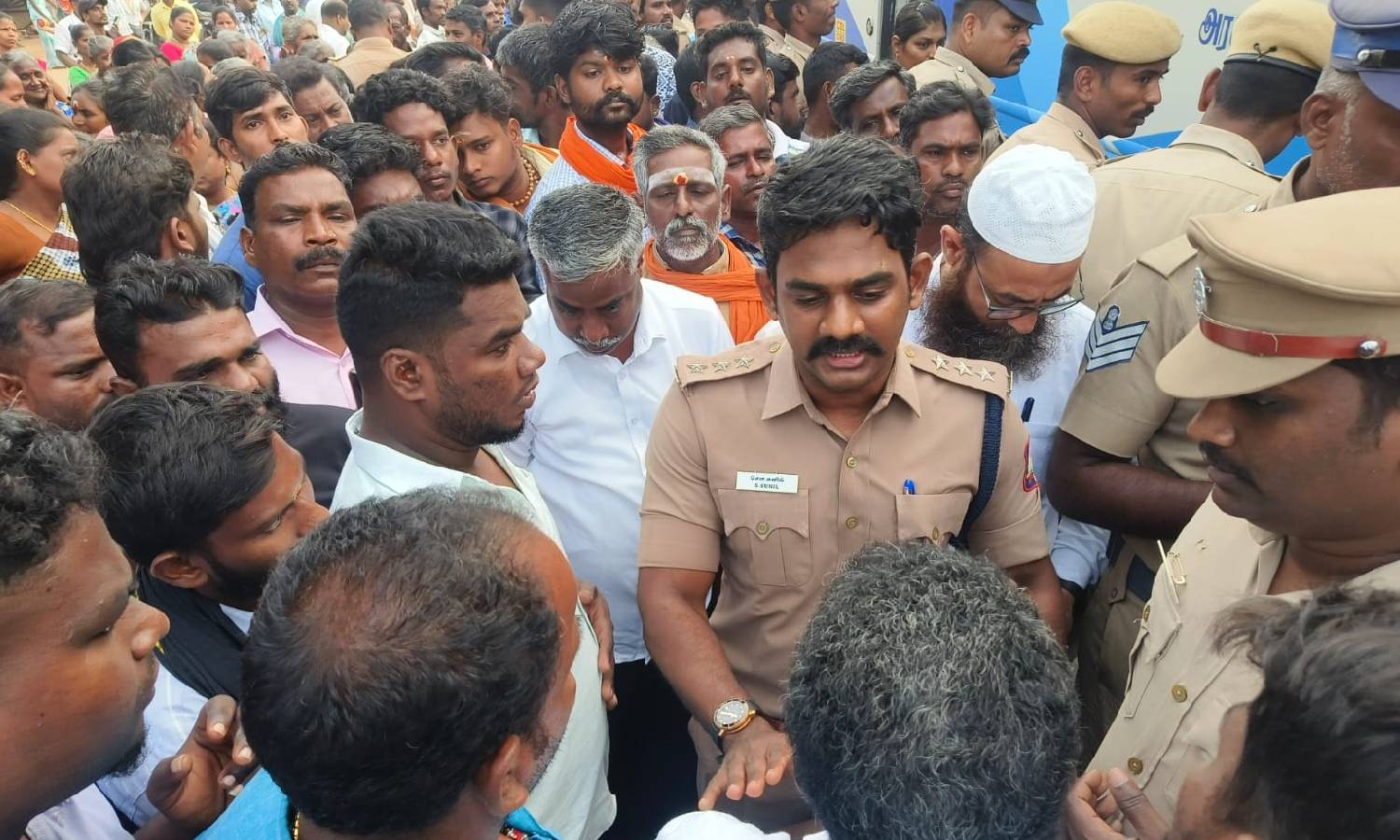 வெள்ள நிவாரணம் வழங்க கோரி பொதுமக்கள் மறியல்: போலீசாருடன்-தள்ளுமுள்ளு