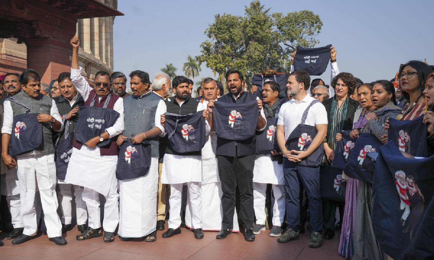 பாராளுமன்றத்தில் இந்தியா கூட்டணி எம்.பி.க்கள் அமளி: மோடி-அதானி படம் பொறித்த பைகளுடன் காங்கிரஸ் போராட்டம்