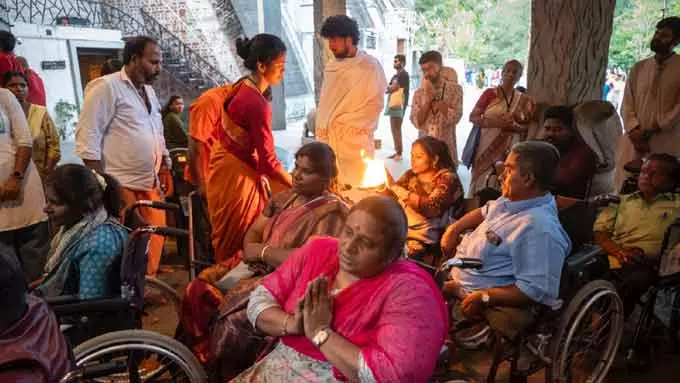 தியானலிங்கத்தை தரிசிக்க வேண்டும் என்ற ஏக்கம் நிறைவேறியது- ஈஷாவில் தரிசனம் செய்த மாற்றுத் திறனாளிகள் குழு நெகிழ்ச்சி தியானலிங்கத்தை தரிசிக்க வேண்டும் என்ற ஏக்கம் நிறைவேறியது- ஈஷாவில் தரிசனம் செய்த மாற்றுத் திறனாளிகள் குழு நெகிழ்ச்சி