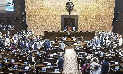 எதிர்க்கட்சிகளின்  நம்பிக்கையில்லாத் தீர்மானத்தால் கடும் அமளி.. மாநிலங்களவை மீண்டும் ஒத்திவைப்பு