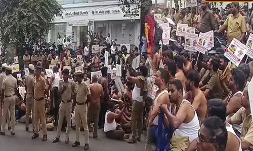 பைக் டாக்ஸியை தடை செய்ய வலியுறுத்தி சாலை மறியலில் ஈடுபட்ட ஆட்டோ ஓட்டுநர்கள்