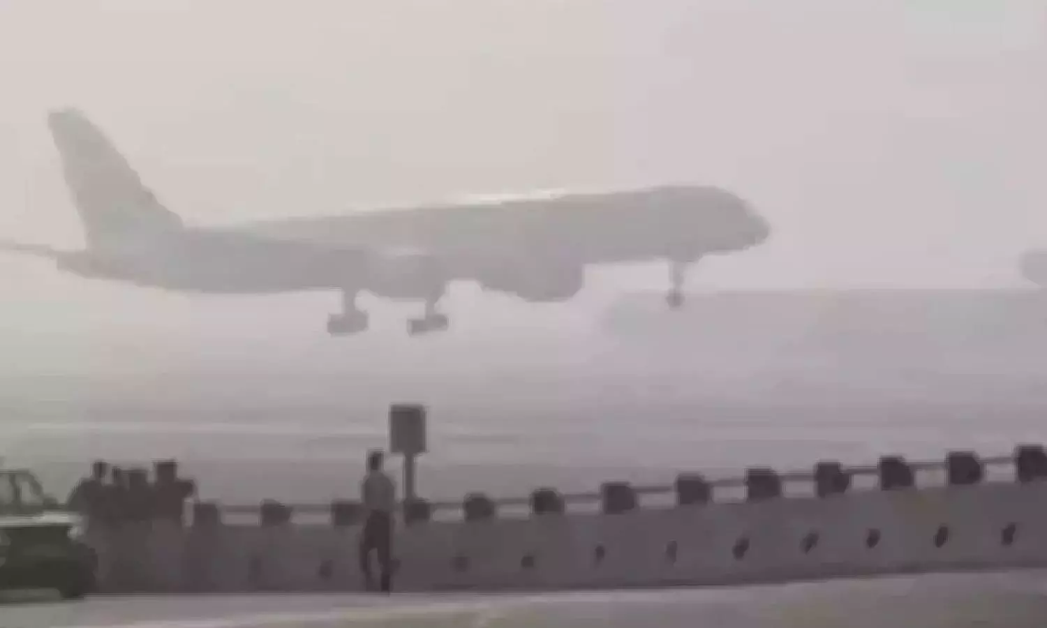 பலத்த காற்றுடன் மழை: சென்னையில் விமான சேவை பாதிப்பு