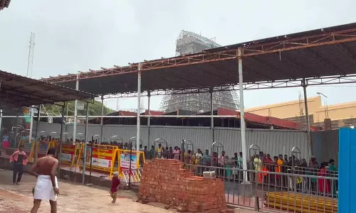 திருச்செந்தூர் சுப்பிரமணிய சுவாமி கோவிலில் கொட்டும் மழையில் பக்தர்கள் சுவாமி தரிசனம்