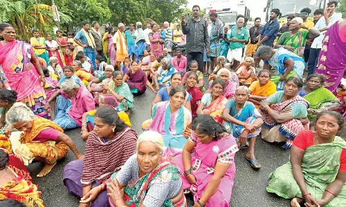 வெள்ள நிவாரணம் கேட்டு பொதுமக்கள் மறியல்- போக்குவரத்து கடும் பாதிப்பு