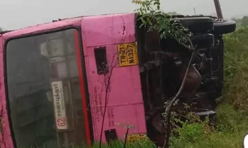 வயல்வெளியில் பாய்ந்து அரசு பஸ் கவிழ்ந்தது